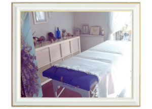 sala-terapia-alternativa-canalización-energética. mueble-camilla