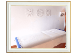 sala-terapia-alternativa-canalización-energética. Camilla